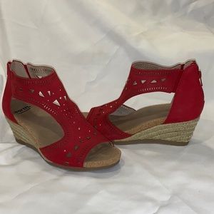 Earth Shoes. BRAND NEW size 9.  RED
